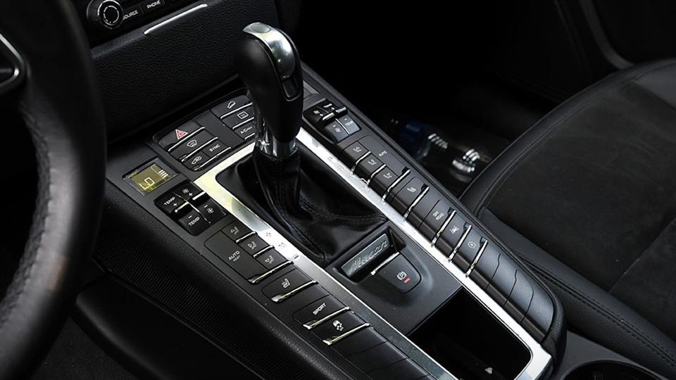 جعبه‌دنده و دکمه‌های آپشن پورشه ماکان